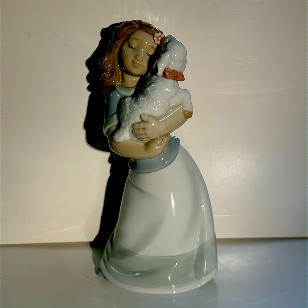 Fine Lady Porcelain